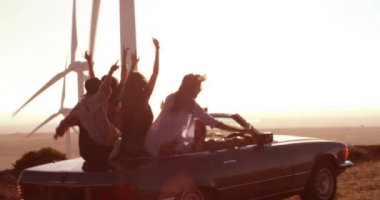 arkadaşlar araba araba yolculuğu sırasında kaygısız