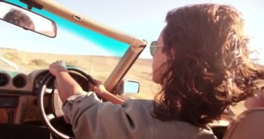 adam bir Cabrio sürüş ve yolculuk sahiptir