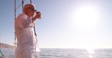 adam ufka bakarak kahve ile bir yatta