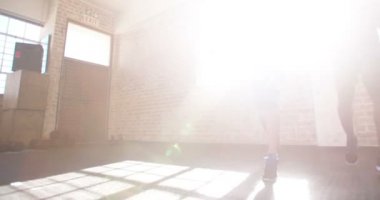 Gör bir crossfit egzersiz sırasında atlama lunges yaparak 