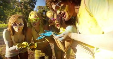 Ellerini tutarak Holi toz grubu atış