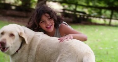 İspanyol çocuk parkta bir köpek ile oynarken