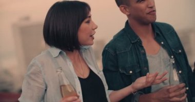 Sonra iş mekân bira ve çatı üzerinde arkadaşları ile