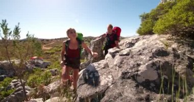 Çift sırt çantaları kayalık peyzaj ile birlikte hiking