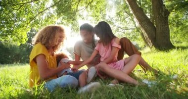 Aile rahatlatıcı Park'ta bir ağacın altında