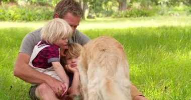 Baba ile oğlu ve onların köpek dış çalış