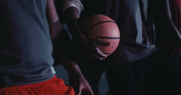 Koszykarze gracze w kolejce przeciwko ścianie sądu — Wideo stockowe