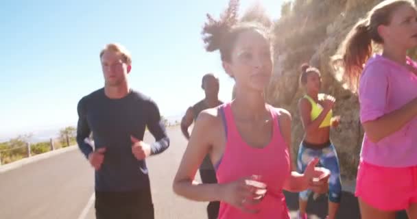 Groupe multi-ethnique d'athlètes qui courent à l'extérieur — Video