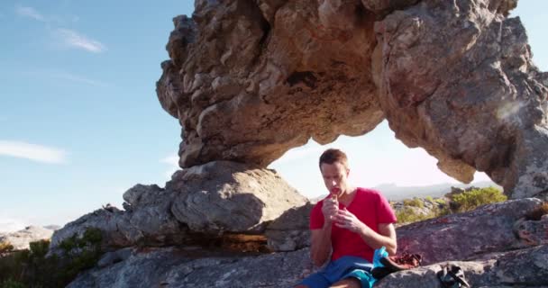 남자 휴식 과 먹는 에너지 바 — 비디오