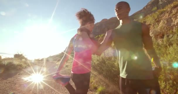 Pareja calentando antes de correr al aire libre — Vídeos de Stock