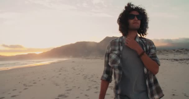Hipster man promenerar på stranden — Stockvideo