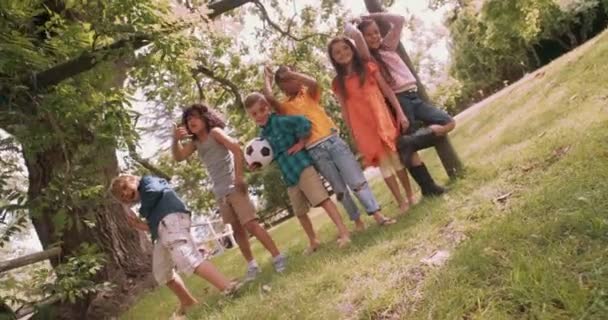 Meninos e meninas com bola de futebol — Vídeo de Stock