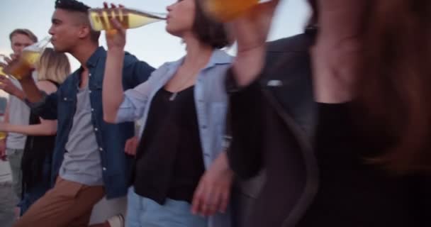 Amigos bebiendo en una fiesta de verano en la azotea — Vídeos de Stock