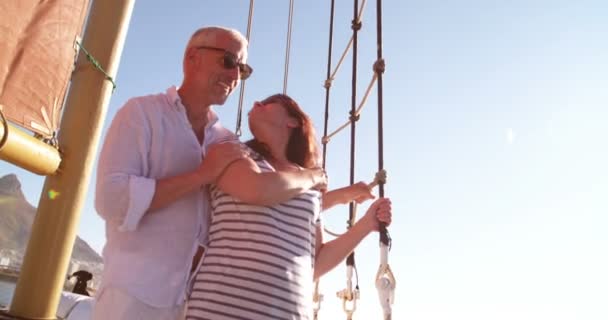 Paar genieten van een jacht cruise samen — Stockvideo