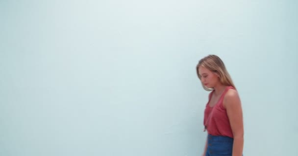 ファッショナブルな若いモデル女性がポーズ — ストック動画