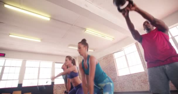 Amigos focados em crossfit treino no ginásio — Vídeo de Stock