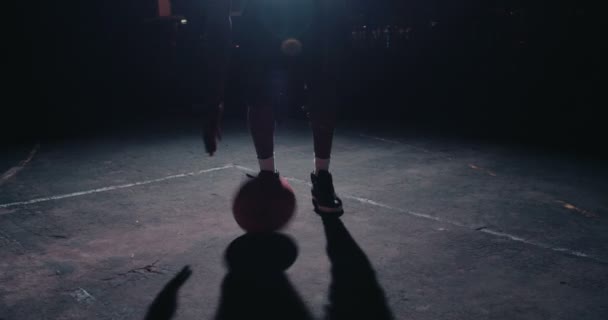 バスケットボール選手はコートでボールをドリブル — ストック動画