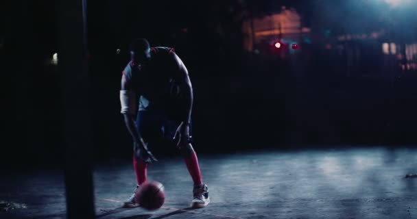 Basketbalspeler dribbelen bal op Hof — Stockvideo