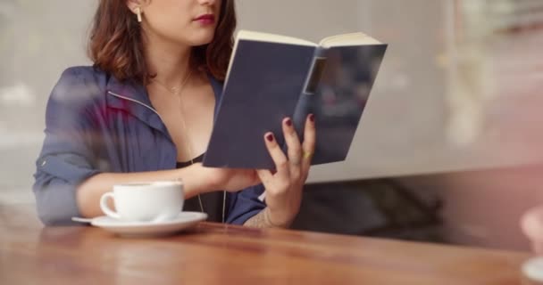 Chica bebiendo café y leyendo libro en Café — Vídeos de Stock