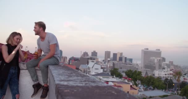 Jugendliche feiern lustige Rooftop-Party — Stockvideo