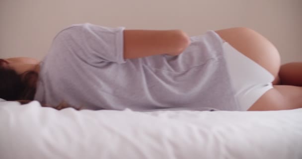 Женщина в спальне лежит в постели — стоковое видео