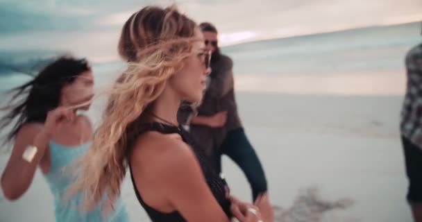 Meninas dançando na praia com amigos à beira-mar — Vídeo de Stock