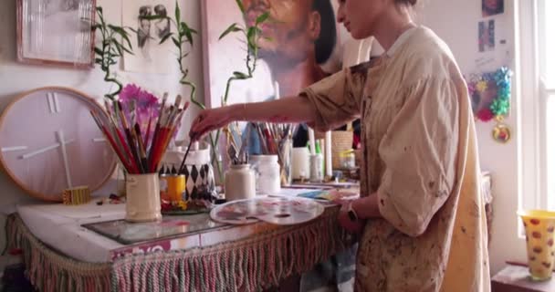 Artista pintando un lienzo en su estudio — Vídeo de stock