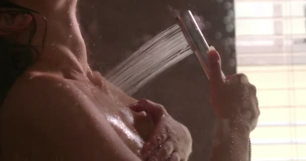 Γυναίκα απολαύσετε ζεστό νερό στο λαιμό της κάτω από ντους — Αρχείο Βίντεο