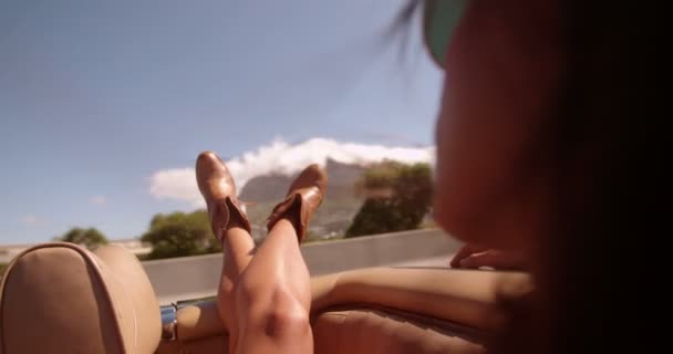 Κορίτσι χαλαρώνοντας σε μετατρέψιμο κατά τη διάρκεια ένα οδικό ταξίδι — Αρχείο Βίντεο