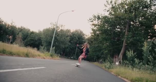 Skater Dziewczyna jazda wzdłuż drogi z drzew — Wideo stockowe