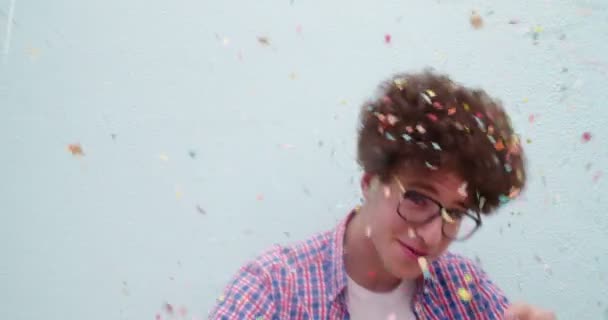 Divertido nerd bailando y lanzando confeti — Vídeo de stock