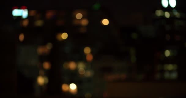 Vista desfocada das luzes da cidade à noite — Vídeo de Stock