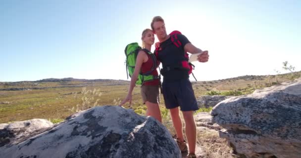 Des amis de randonnée souriant à la caméra pour selfie — Video