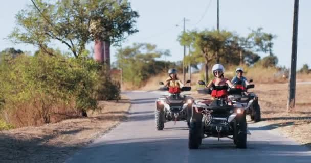 Grupo de amigos andando de quadriciclo juntos no dia ensolarado — Vídeo de Stock