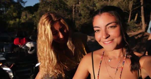 Друзі посміхаються, беручи селфі зі смартфоном на квадроциклі пригод — стокове відео