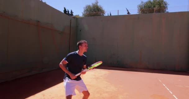 Manlig tennisspelare spelar match på lera domstol — Stockvideo