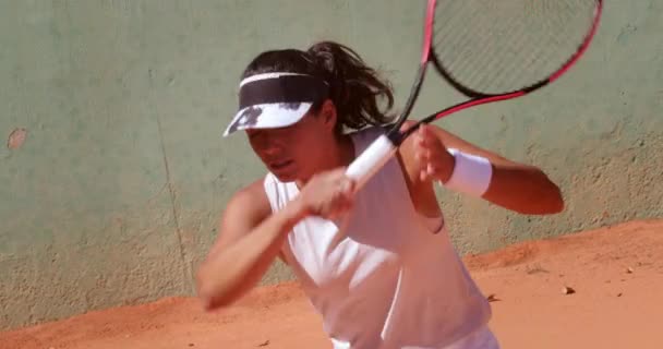 Silná žena bít tenisový míček praní bod během zápasu — Stock video