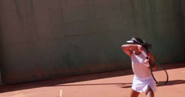 Professionell kvinnlig tennisspelare spelar tennis på lera domstol — Stockvideo