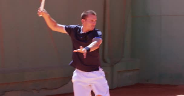 Männlicher Tennisspieler schlägt bei Profi-Match Ball — Stockvideo
