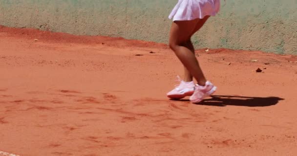 Χαμηλή τομή της γυναίκας που παίζει επαγγελματικό τένις στο γήπεδο πηλό — Αρχείο Βίντεο