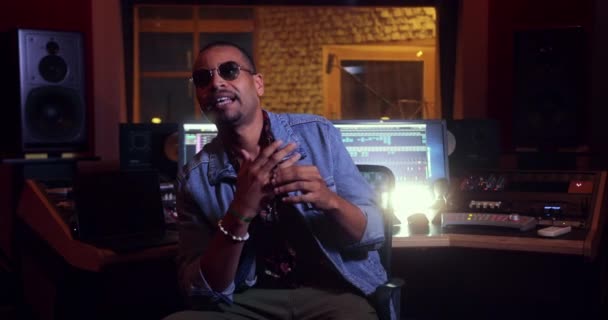 Productor hablando con el artista sobre la pista de música en el estudio — Vídeos de Stock