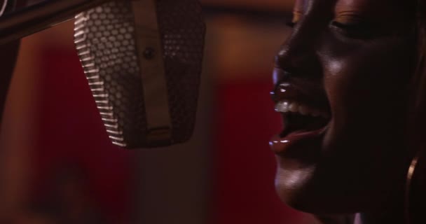 Artista afroamericana cantando en micrófono en estudio de música — Vídeos de Stock