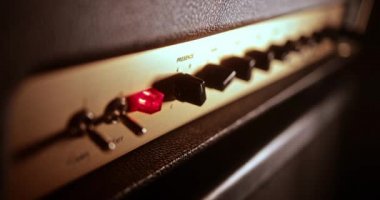 Müzik güçlendiricisinin yakın plan altın ve siyah fader düğmeleri