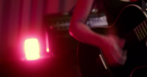 Primer plano guitarrista femenina tocando la guitarra acústica en el estudio de música — Vídeos de Stock