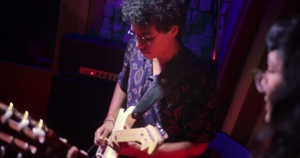 Guitarrista masculino tocando guitarra elétrica com cantora feminina em estúdio — Vídeo de Stock