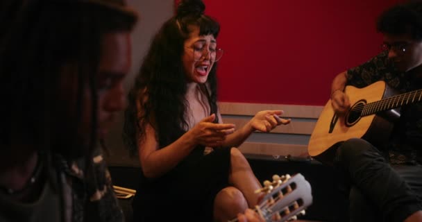 Banda che prova la canzone e suona strumenti in studio di musica — Video Stock