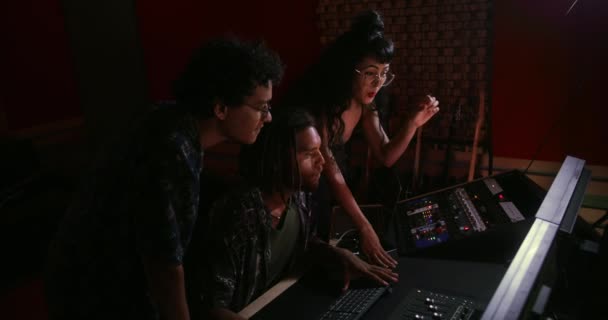 Banda produciendo álbum con productor musical en estudio de música — Vídeos de Stock