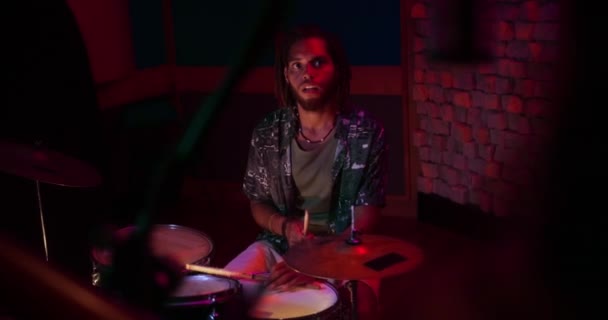 Baterista tocando la batería mirando al cantante en el estudio de música — Vídeos de Stock