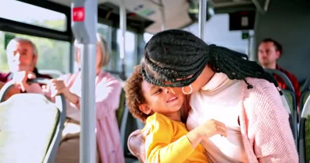 Afro-americano madre baci e sfregamento nasi con figlio dentro autobus — Video Stock