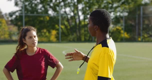 Vrouwelijke voetballer gebaart hand aan scheidsrechter straf blazen fluitje — Stockvideo